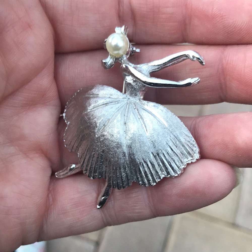 Pewter& pearl ballerina brooch
